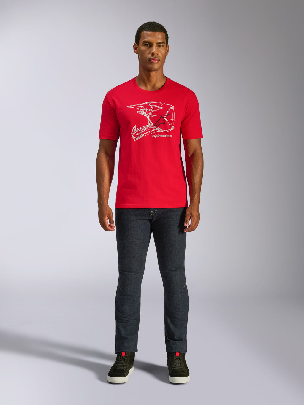 Alpinestars MX Helmet CSF Tee, kortærmet T-shirt, rød, hvid MX-hjelm-grafik, afslappet motorsportstøj, båret med mørke jeans og sneakers