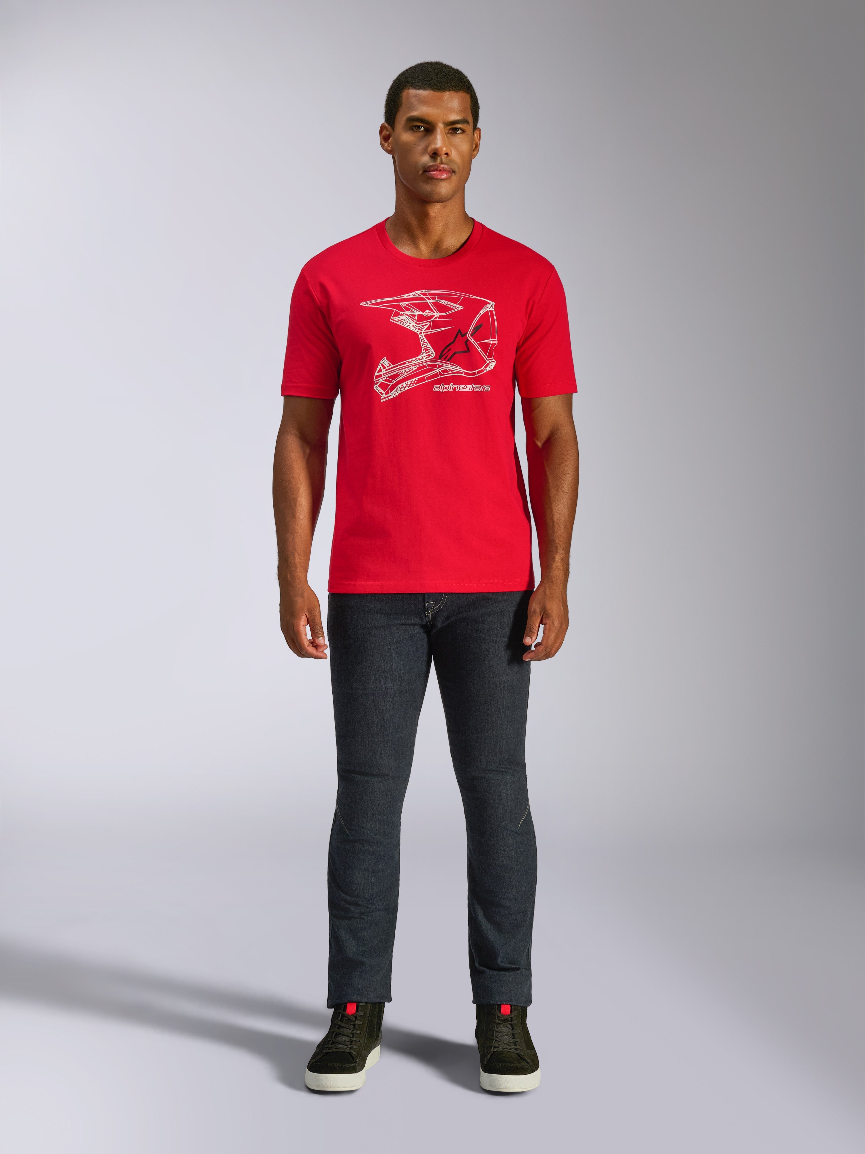 Alpinestars MX Helmet CSF Tee, kortærmet T-shirt, rød, hvid MX-hjelm-grafik, afslappet motorsportstøj, båret med mørke jeans og sneakers