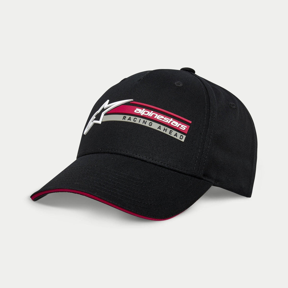 Alpinestars Par kasket, sort sportswear snapback, har hvidt 3D-logo og rød/grå grafisk bjælke med 'Racing Ahead'-tekst, buet skygge med rød sandwich-detalje, struktureret bomuldstwill-design