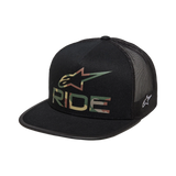 Alpinestars Ride 4.0 Camo Trucker Hat, sort, med camouflage Alpinestars-logo og RIDE-tekst på forsiden, flad skygge, struktureret krone, sort mesh-bagside for åndbarhed, afslappet motorsport-inspireret design