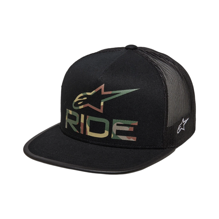 Alpinestars Ride 4.0 Camo Trucker Hat, sort, med camouflage Alpinestars-logo og RIDE-tekst på forsiden, flad skygge, struktureret krone, sort mesh-bagside for åndbarhed, afslappet motorsport-inspireret design