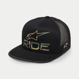 Alpinestars Ride 4.0 Camo Trucker Hat, sort kasket i trucker-stil, med camo-print RIDE-logo og stjerne på fronten, sort mesh-bagside, flad skygge, hvidt broderi på siden, afslappet motorsport-inspireret kasket
