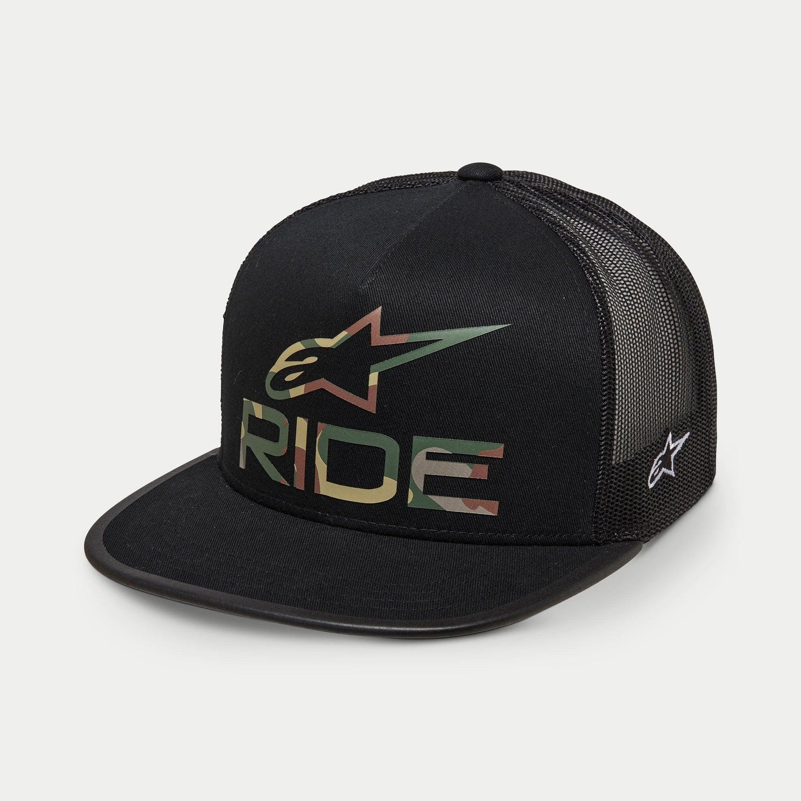 Alpinestars Ride 4.0 Camo Trucker Hat, sort kasket i trucker-stil, med camo-print RIDE-logo og stjerne på fronten, sort mesh-bagside, flad skygge, hvidt broderi på siden, afslappet motorsport-inspireret kasket