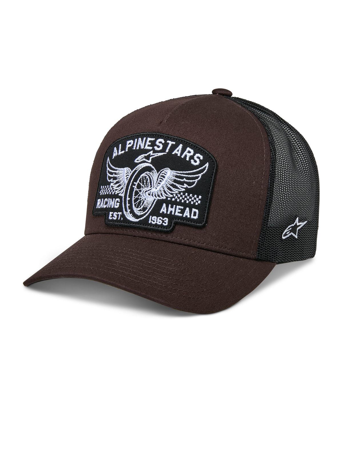 Alpinestars Heritage Patch Trucker Hat, brun og sort, med en stor frontpatch med broderet vinget hjul og teksten "RACING AHEAD EST. 1963", åndbar sort mesh-bagside, buet skygge, hvidt stjernelogo på siden, motorsport-inspireret afslappet hovedbeklædning
