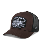 Alpinestars Heritage Patch Trucker Hat, brun og sort, med en stor frontpatch med broderet vinget hjul og teksten "RACING AHEAD EST. 1963", åndbar sort mesh-bagside, buet skygge, hvidt stjernelogo på siden, motorsport-inspireret afslappet hovedbeklædning