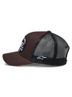 Alpinestars Heritage Patch Trucker Hat, brun og sort, set fra siden, viser brun twill-front og sort mesh-bagside, hvidt Ageless-logomærke på siden, struktureret krone og buet skygge