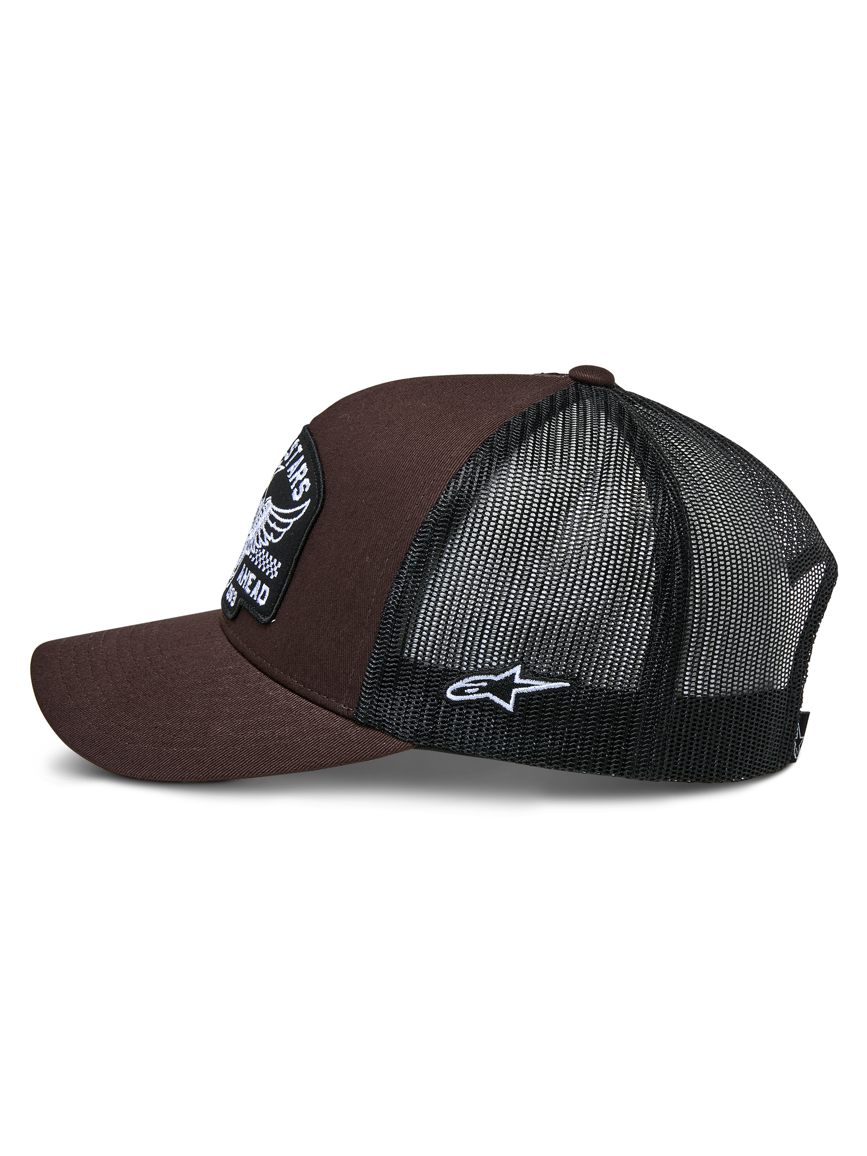 Alpinestars Heritage Patch Trucker Hat, brun og sort, set fra siden, viser brun twill-front og sort mesh-bagside, hvidt Ageless-logomærke på siden, struktureret krone og buet skygge