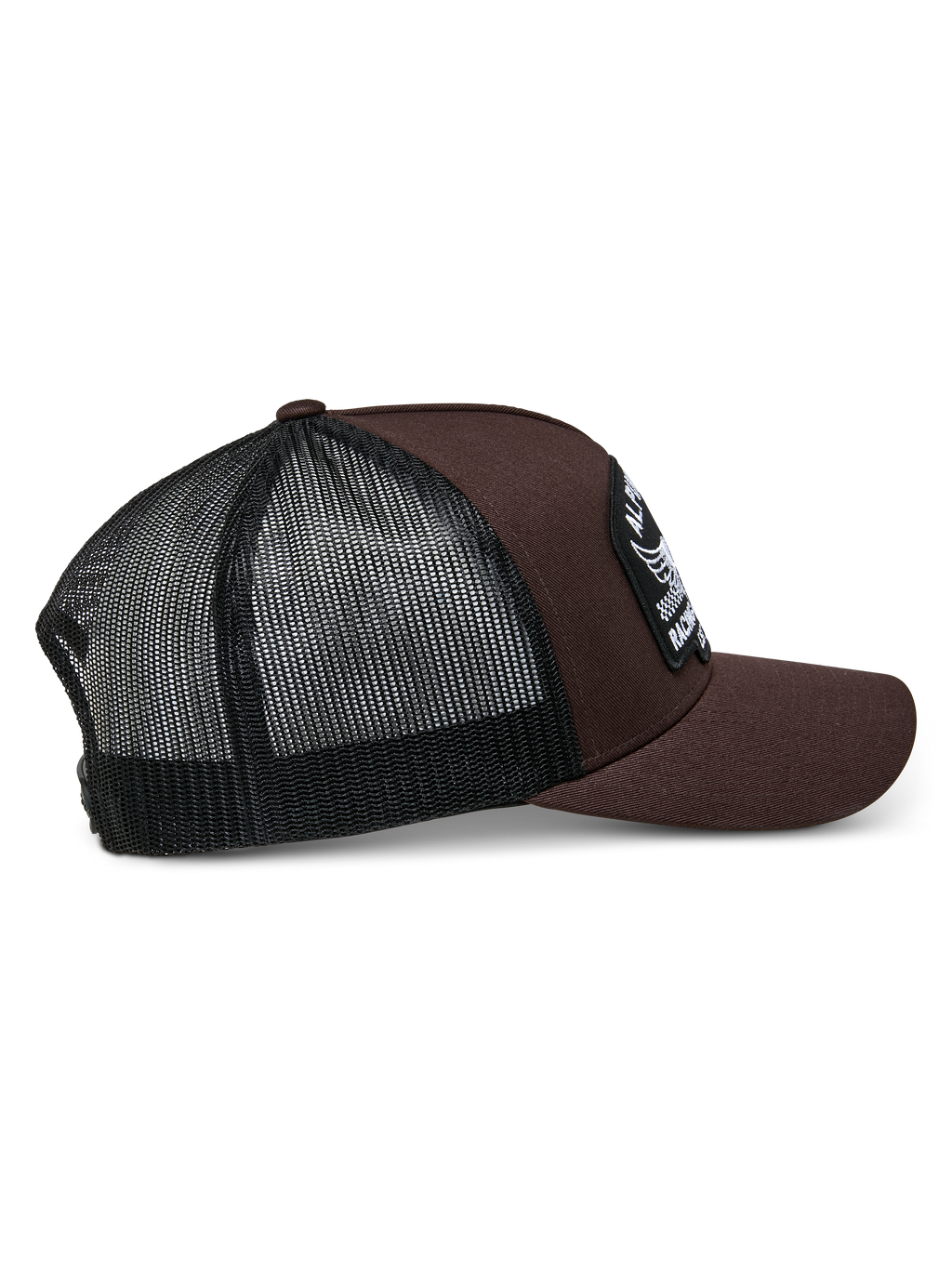 Alpinestars Heritage Patch Trucker Hat, brun og sort, med en struktureret krone og en stor broderet patch, buet skygge og sort mesh-bagside, afslappet motorsport-inspireret design
