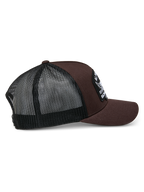 Alpinestars Heritage Patch Trucker Hat, brun og sort, med en struktureret krone og en stor broderet patch, buet skygge og sort mesh-bagside, afslappet motorsport-inspireret design