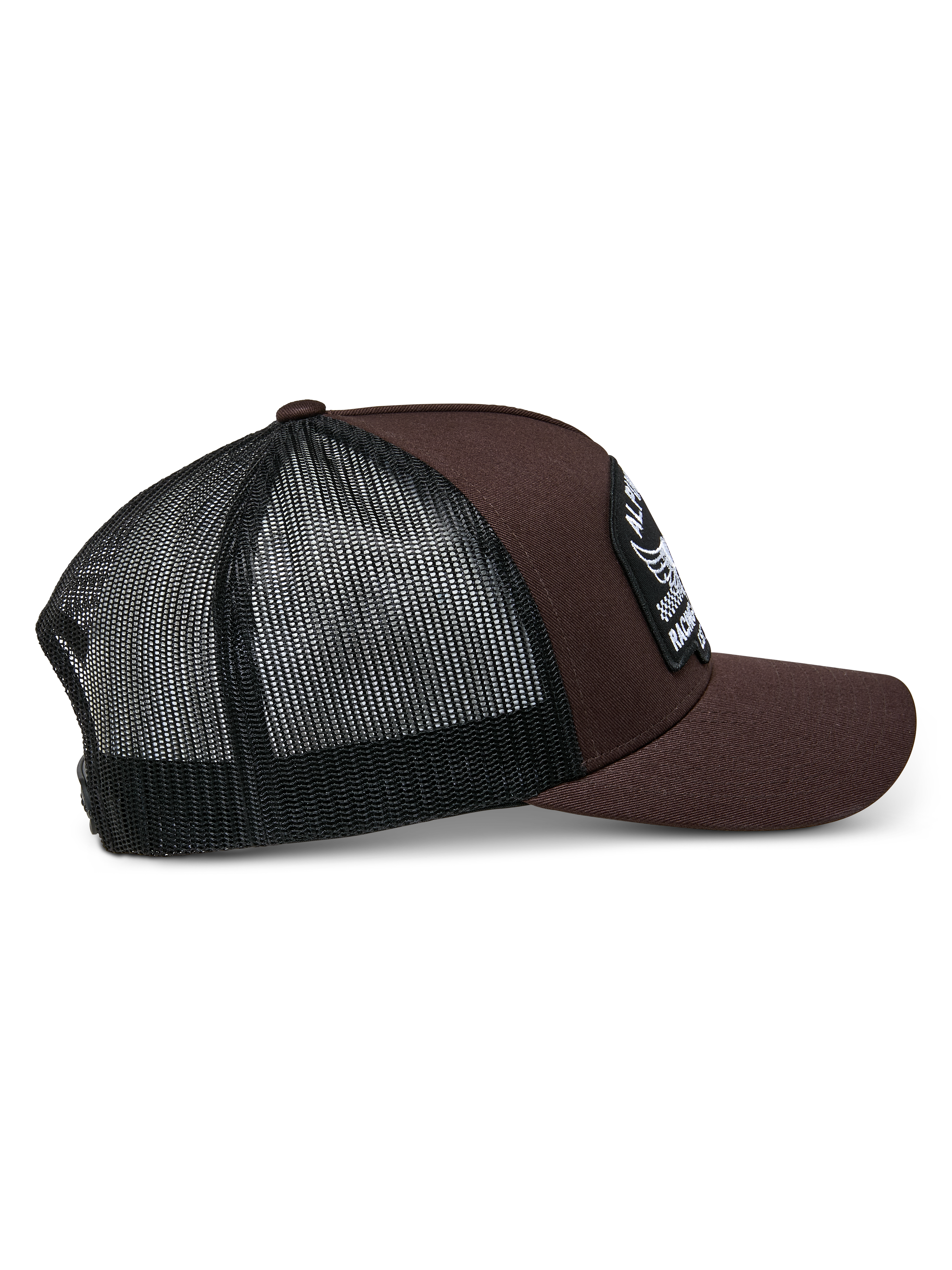 Alpinestars Heritage Patch Trucker Hat, brun og sort, med en struktureret krone og en stor broderet patch, buet skygge og sort mesh-bagside, afslappet motorsport-inspireret design