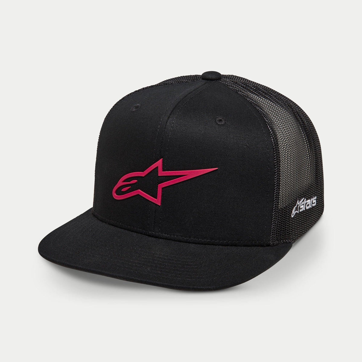 Alpinestars 3D Ageless Trucker kasket, sort og rød, med rødt broderet stjernelogo på fronten, sorte mesh-paneler bagpå, flad skygge, hvidt broderi på siden, afslappet motorsportsinspireret hovedbeklædning