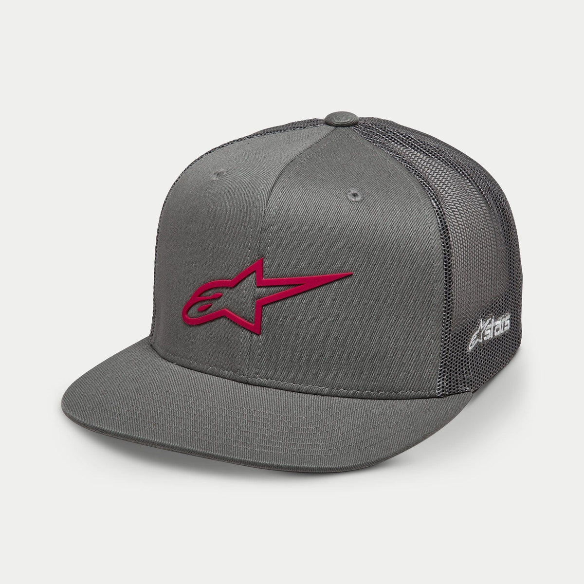 Alpinestars 3D Ageless Trucker Hat, grå kasket med rødt logo, flad skygge, struktureret krone, twill-front med grå mesh-bagside, 3D rødt broderet logo, afslappet motorsport-inspireret hovedbeklædning