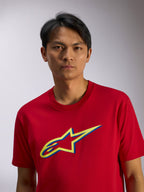 Alpinestars Ageless Shadow CSF Tee, kortærmet t-shirt, rød, gult og blåt skyggelogo på brystet, afslappet sportstøj