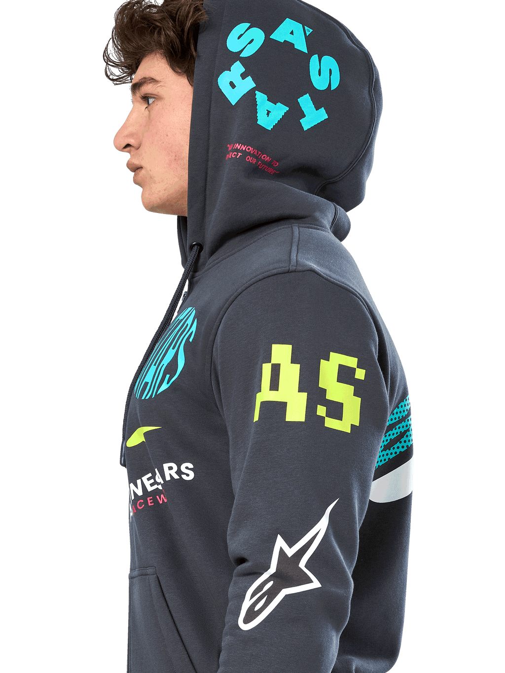 Alpinestars Variegate hættetrøje, gunmetal-grå fleece med lynlås foran, sideprofil af model, multi-logo grafik i neongul, lyseblå og hvid, med 'AS'-branding på ærmet og 'STARS' på hætten, afslappet motorsport-inspireret streetwear