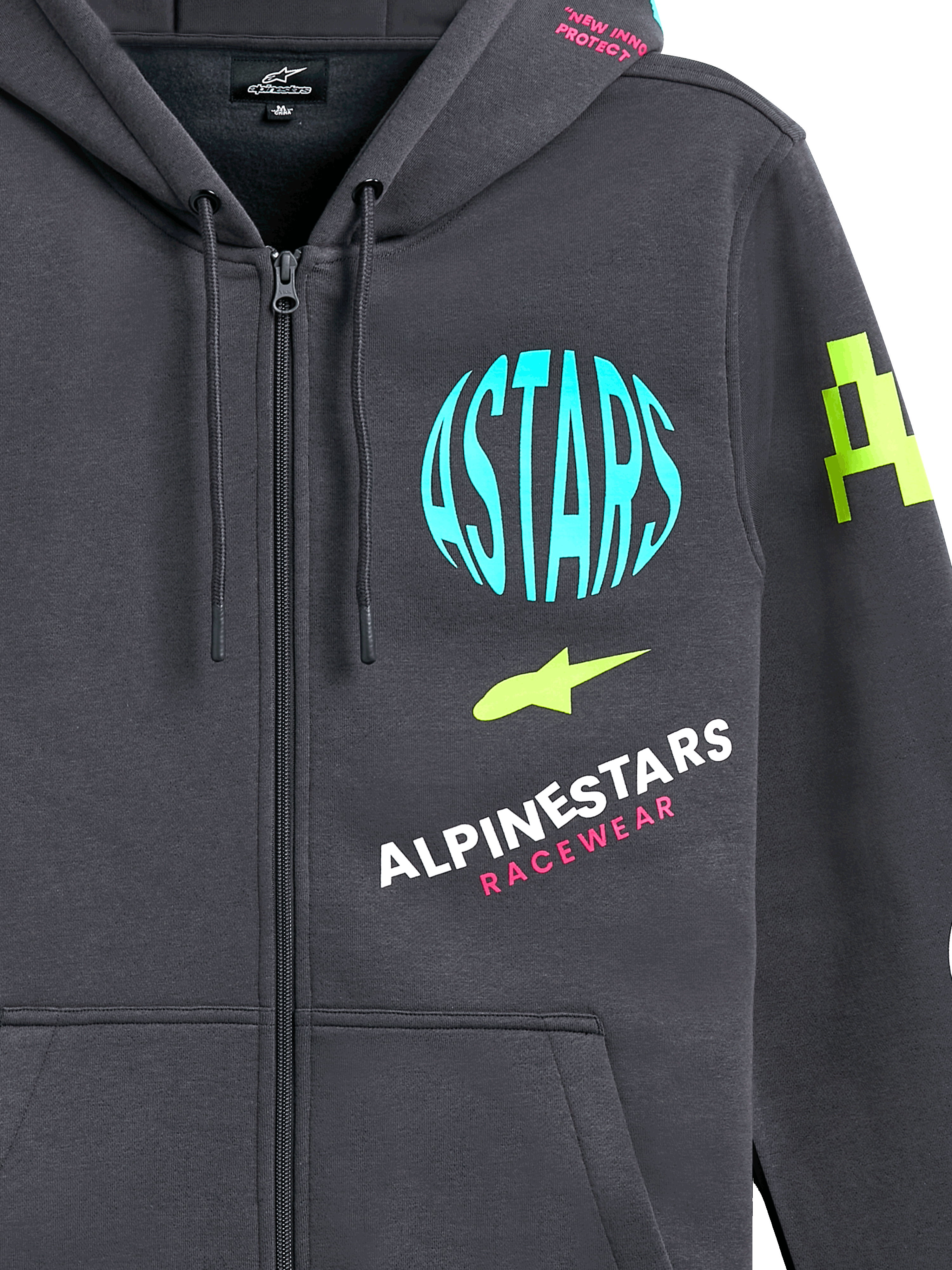 Alpinestars Variegate hættetrøje, fleece-hættetrøje med lynlås, gunmetal-grå med flerfarvet logografik, lyseblå ASTARS-cirkel, limegrønne detaljer og lyserød skrift, afslappet motorsport-streetwear