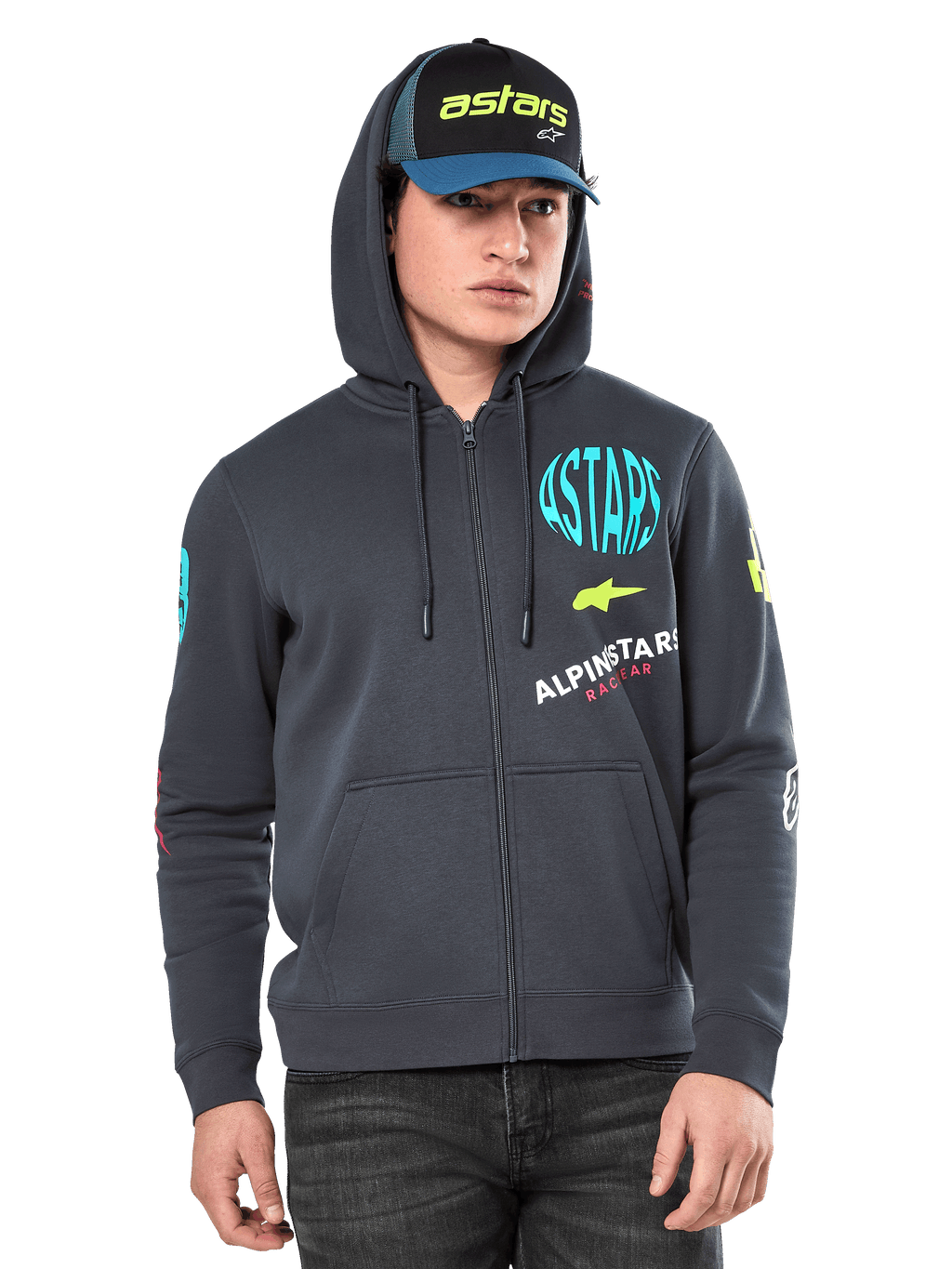 Alpinestars Variegate Hoodie, fleece-hættetrøje med lynlås, gunmetal-grå med flerfarvet logografik på bryst og ærmer, bæres af model med matchende kasket, afslappet streetwear med kængurulommer og gennemgående lynlås