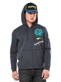 Alpinestars Variegate Hoodie, fleece-hættetrøje med lynlås, gunmetal-grå med flerfarvet logografik på bryst og ærmer, bæres af model med matchende kasket, afslappet streetwear med kængurulommer og gennemgående lynlås