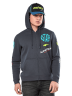 Alpinestars Variegate Hoodie, fleece-hættetrøje med lynlås, gunmetal-grå med flerfarvet logografik på bryst og ærmer, bæres af model med matchende kasket, afslappet streetwear med kængurulommer og gennemgående lynlås
