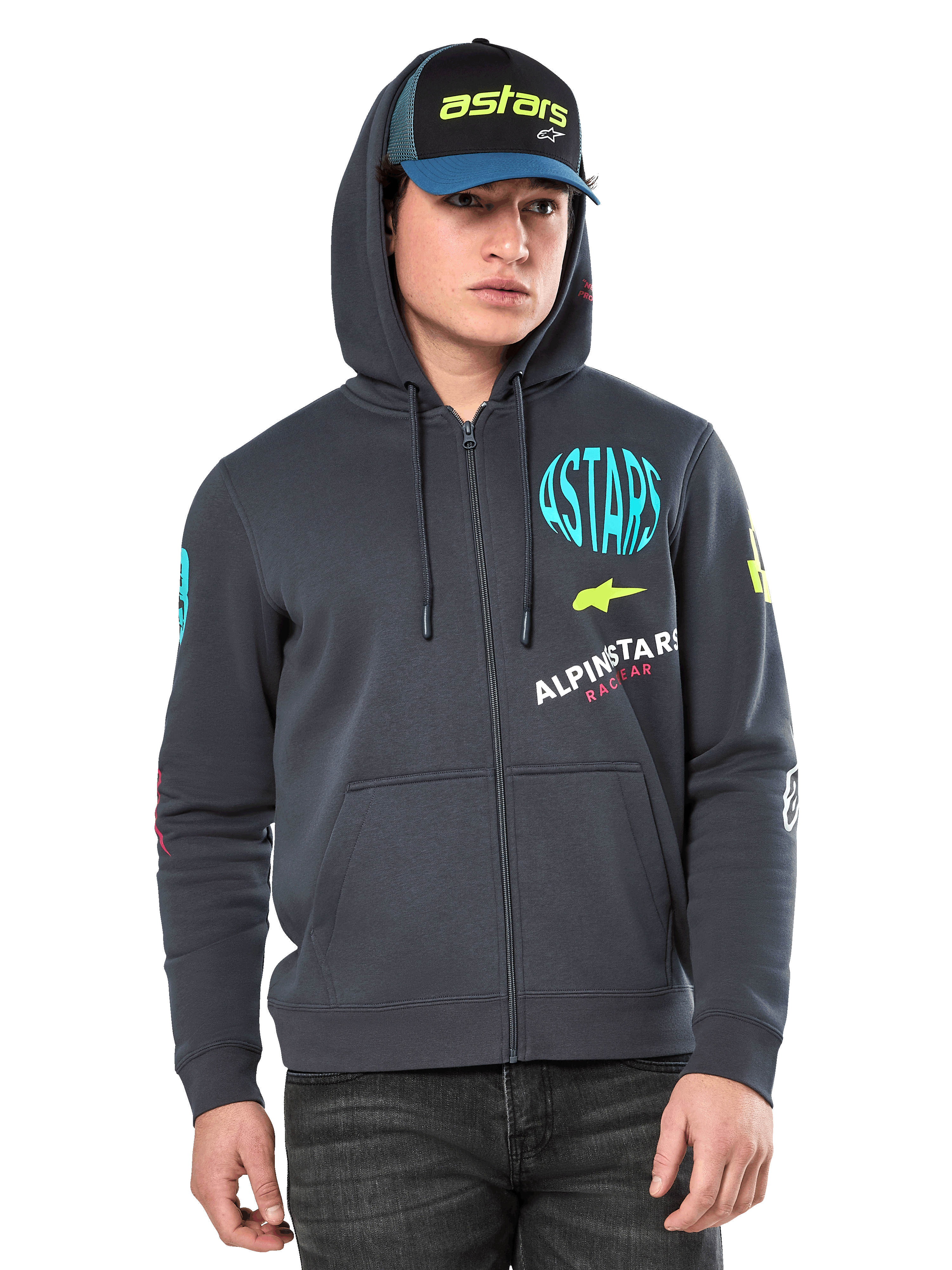 Alpinestars Variegate Hoodie, fleece-hættetrøje med lynlås, gunmetal-grå med flerfarvet logografik på bryst og ærmer, bæres af model med matchende kasket, afslappet streetwear med kængurulommer og gennemgående lynlås
