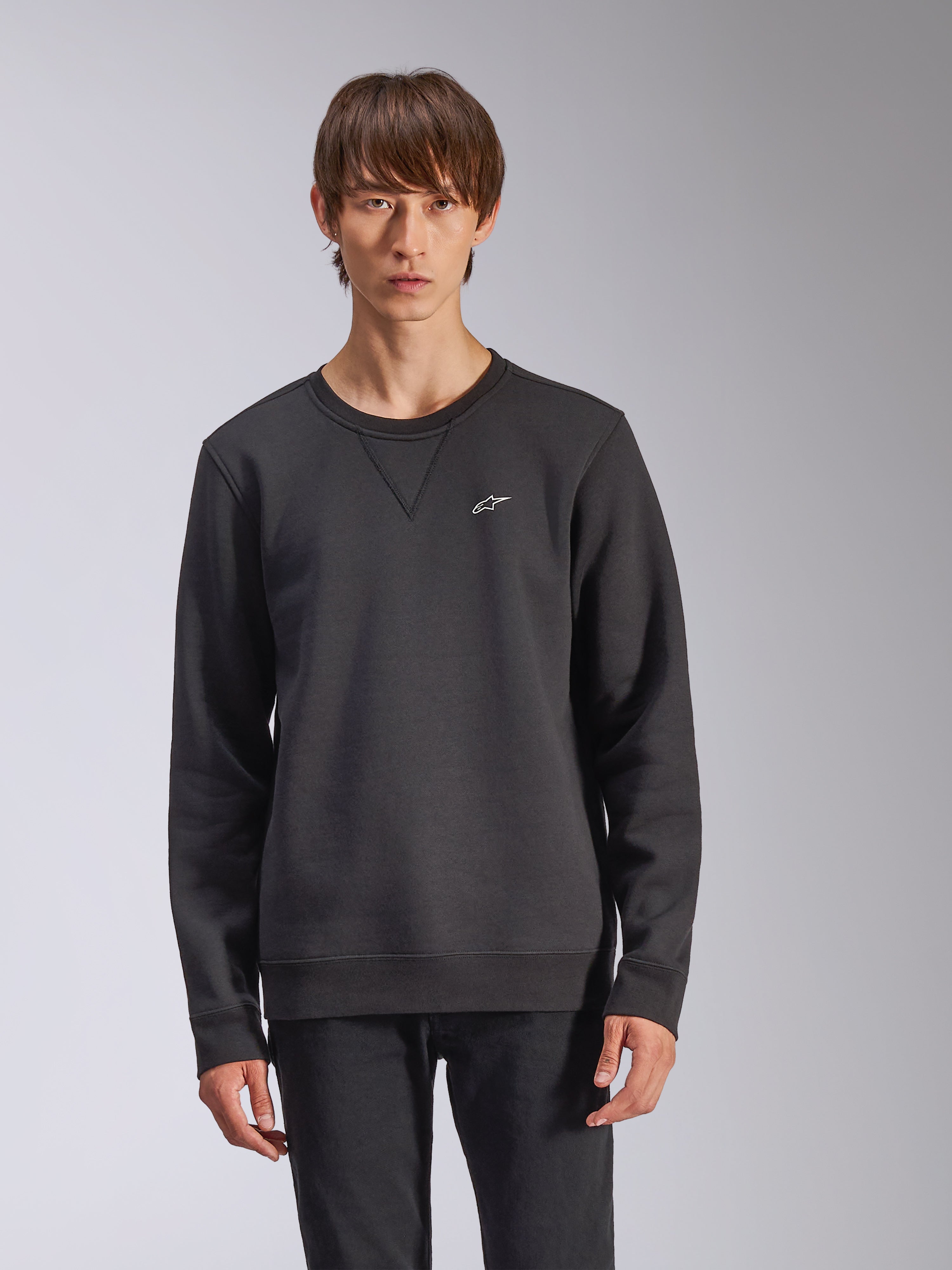 Alpinestars Positive Crew Sweatshirt, sort, med et lille hvidt Alpinestars-stjernelogo på brystet, V-syning ved den runde hals, ribbede manchetter og kant, afslappet motorsport-inspireret streetwear
