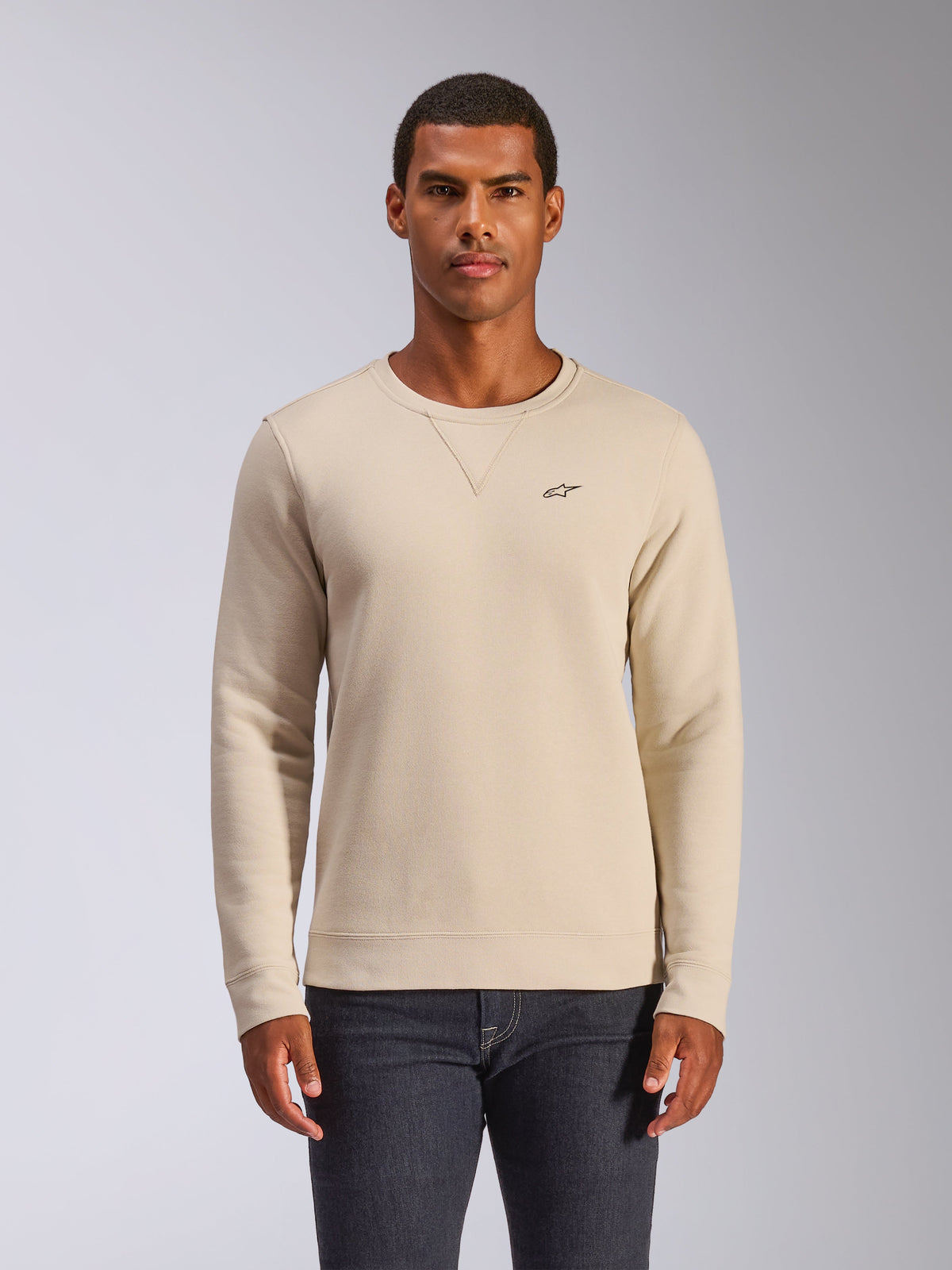 Alpinestars Positive Crew, crewneck sweatshirt, Off White, med et lille sort stjernelogo på brystet, V-syning ved kraven, ribkant ved manchetter og forneden, afslappet motorsport-inspireret streetwear