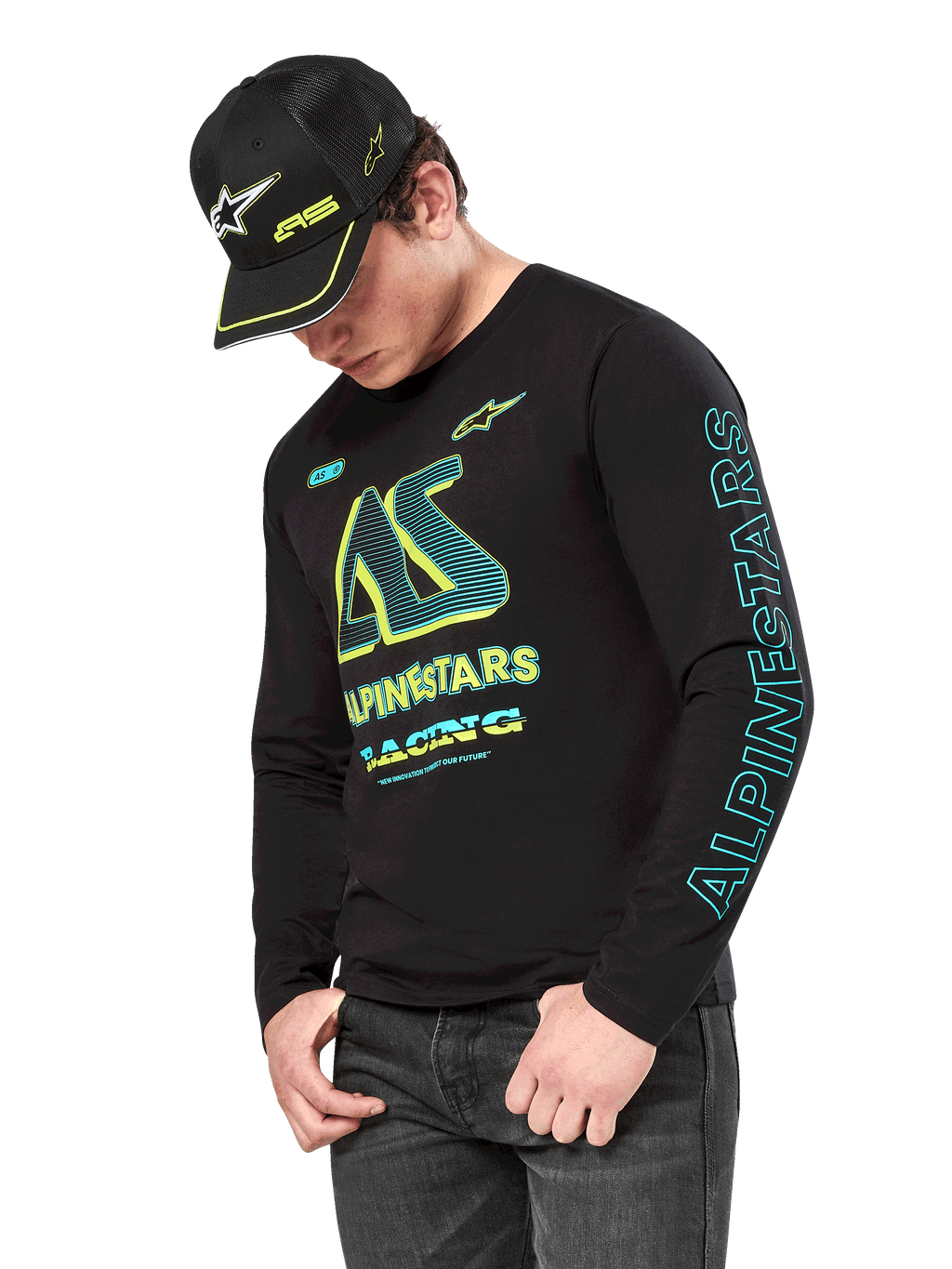 Alpinestars Ayess CSF langærmet T-shirt, sort langærmet trøje med neongul og cyan grafik, stort AS-logo på brystet og lodret Alpinestars-branding på ærmet, båret af en model med en matchende sort kasket og mørke jeans, uformelt motorsport livsstilstøj