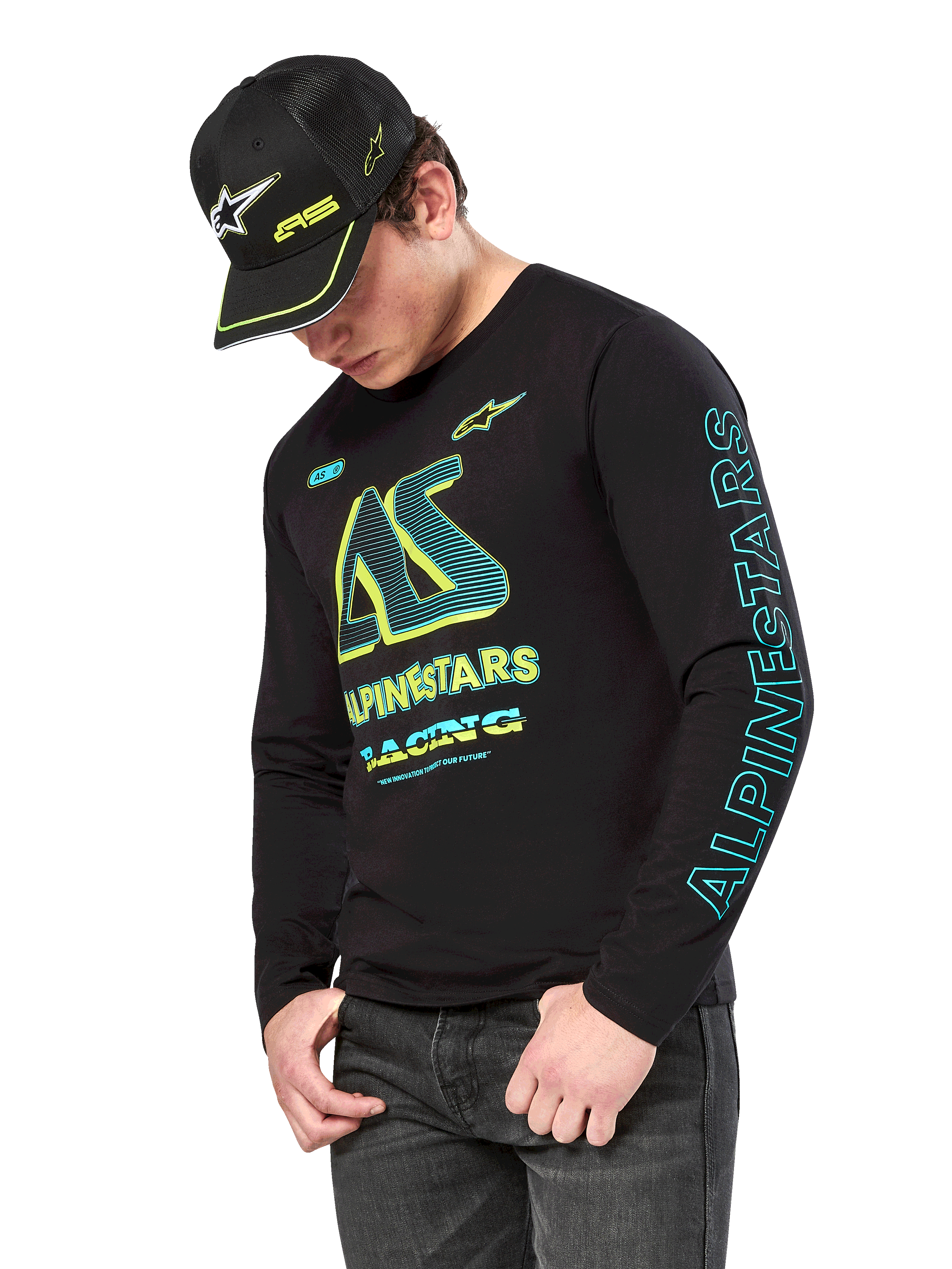 Alpinestars Ayess CSF langærmet T-shirt, sort langærmet trøje med neongul og cyan grafik, stort AS-logo på brystet og lodret Alpinestars-branding på ærmet, båret af en model med en matchende sort kasket og mørke jeans, uformelt motorsport livsstilstøj