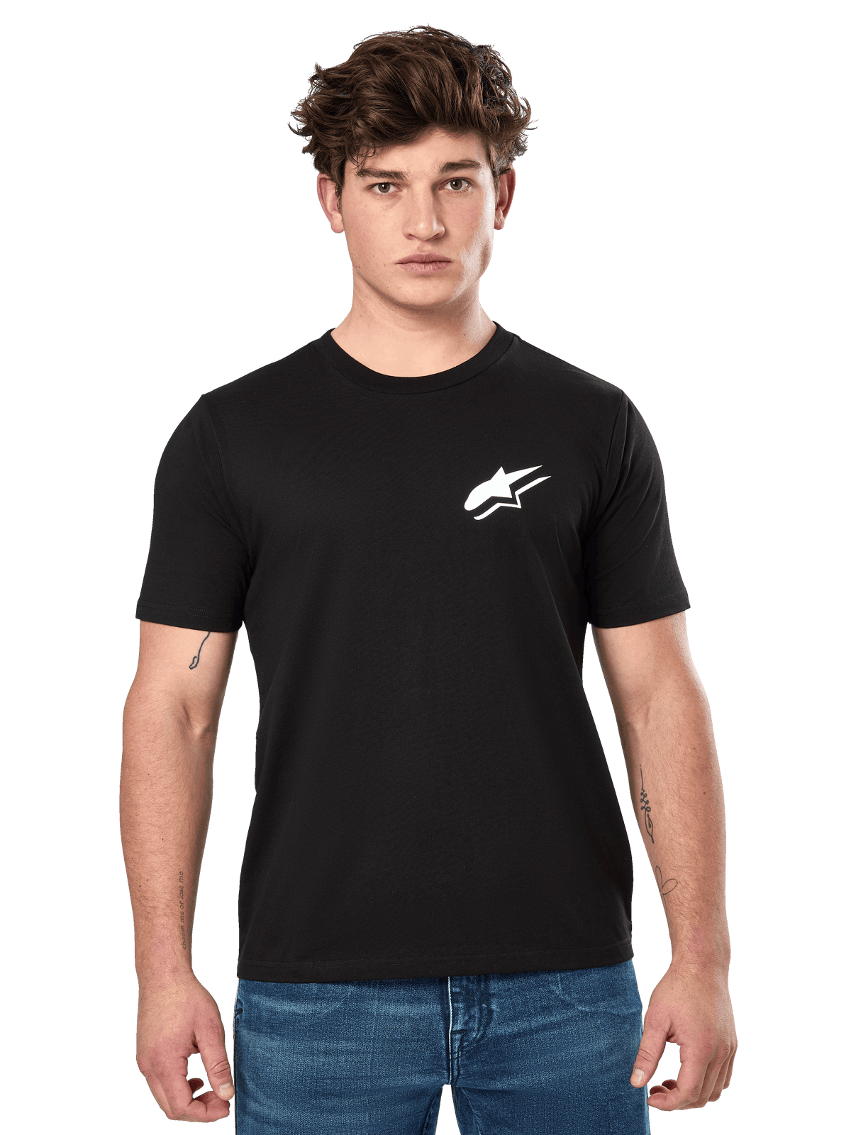 Alpinestars Formulate CSF Tee, kortærmet t-shirt i sort, båret af mandlig model med blå jeans, hvidt Astars-logo på brystet, afslappet motorsport-inspireret livsstilstøj