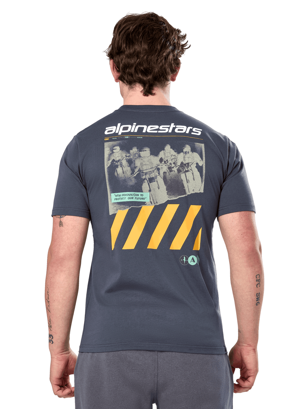 Alpinestars No Barrier Csf Tee, kortærmet t-shirt, charcoal, stort grafik på ryggen med distressed motocross-fotografi og gule diagonale striber, casual motorsportstøj