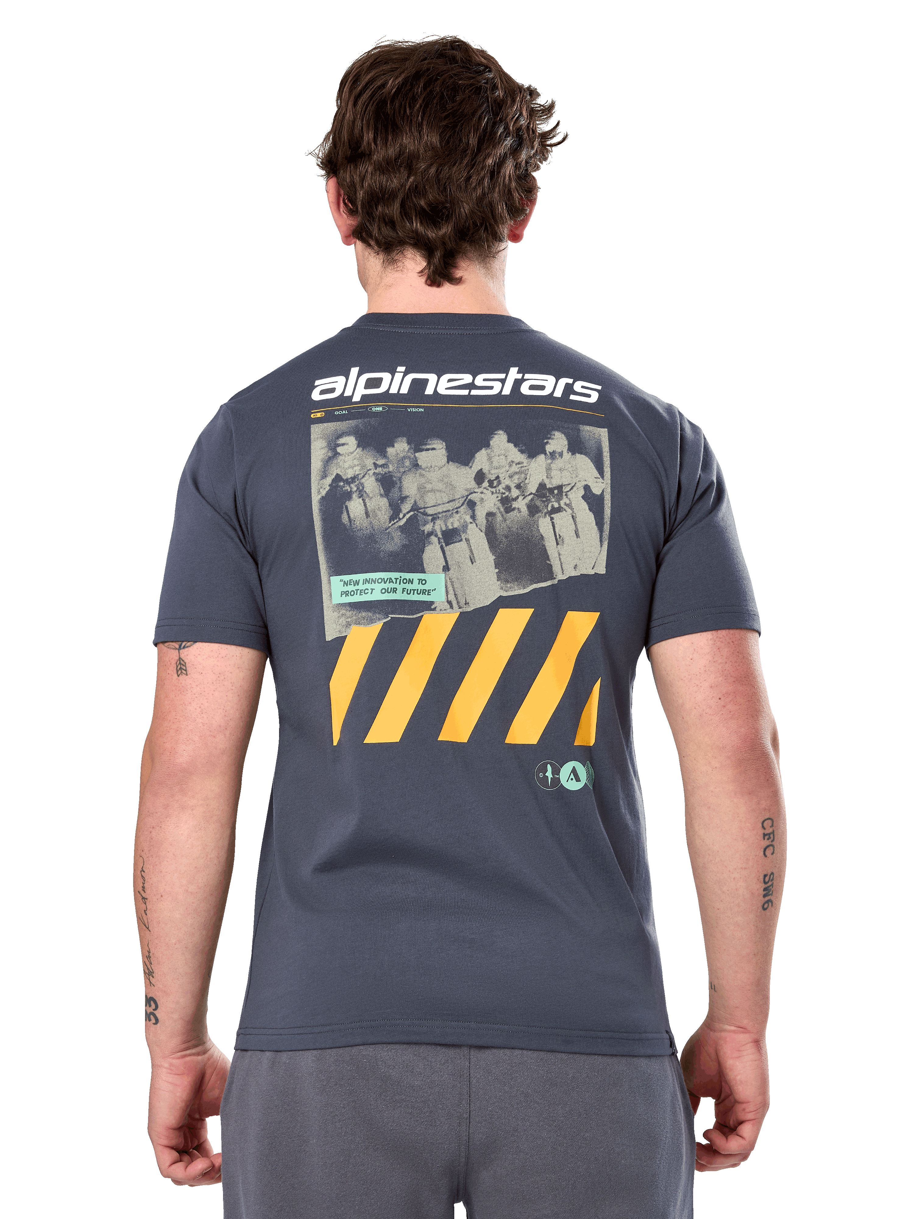 Alpinestars No Barrier Csf Tee, kortærmet t-shirt, charcoal, stort grafik på ryggen med distressed motocross-fotografi og gule diagonale striber, casual motorsportstøj