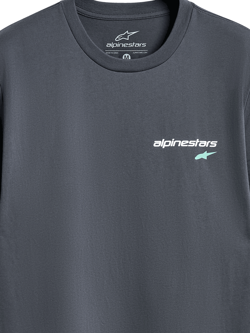 Alpinestars No Barrier CSF Tee, kortærmet t-shirt, koksgrå, nærbillede af logo på brystet med hvid Alpinestars-tekst og lyseblåt stjernesymbol, afslappet motorsport-streetwear