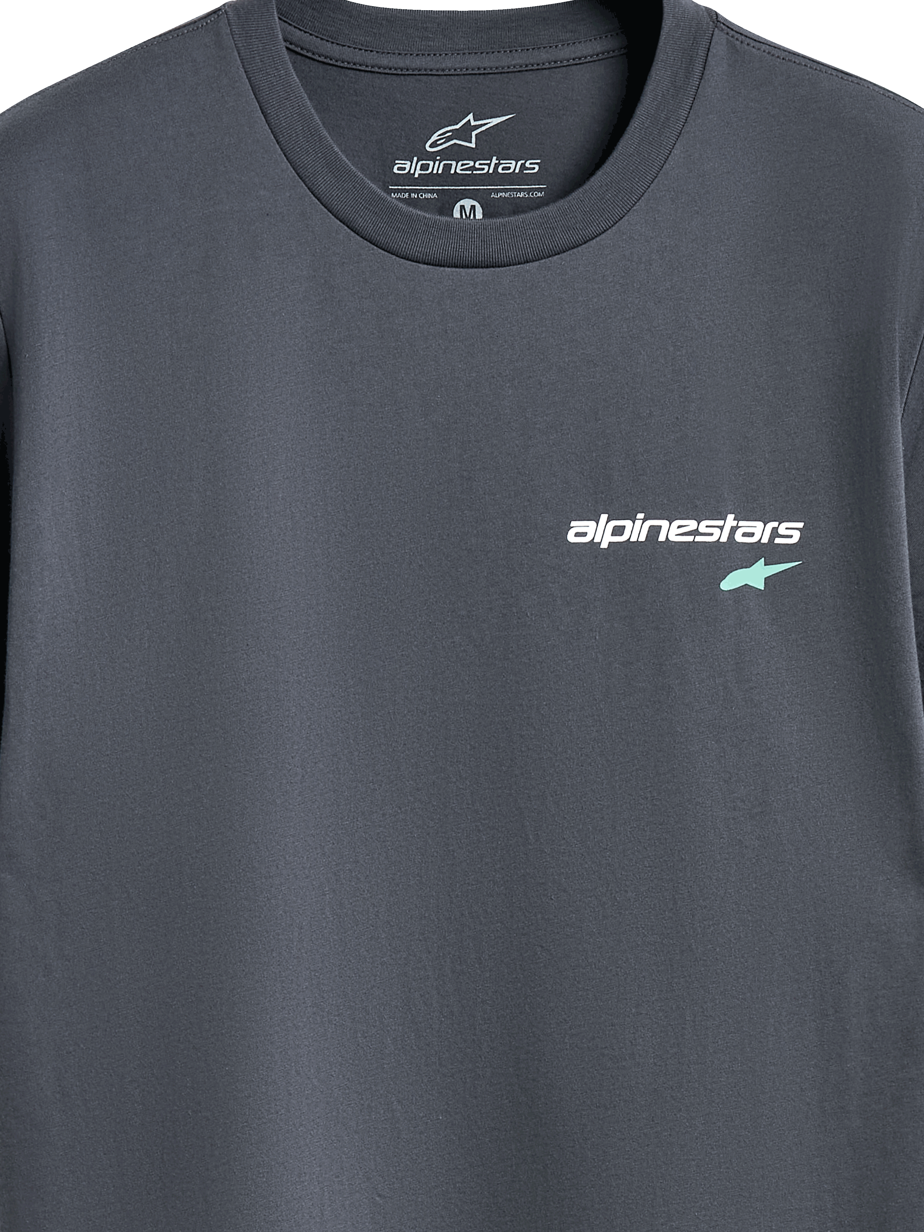 Alpinestars No Barrier CSF Tee, kortærmet t-shirt, koksgrå, nærbillede af logo på brystet med hvid Alpinestars-tekst og lyseblåt stjernesymbol, afslappet motorsport-streetwear