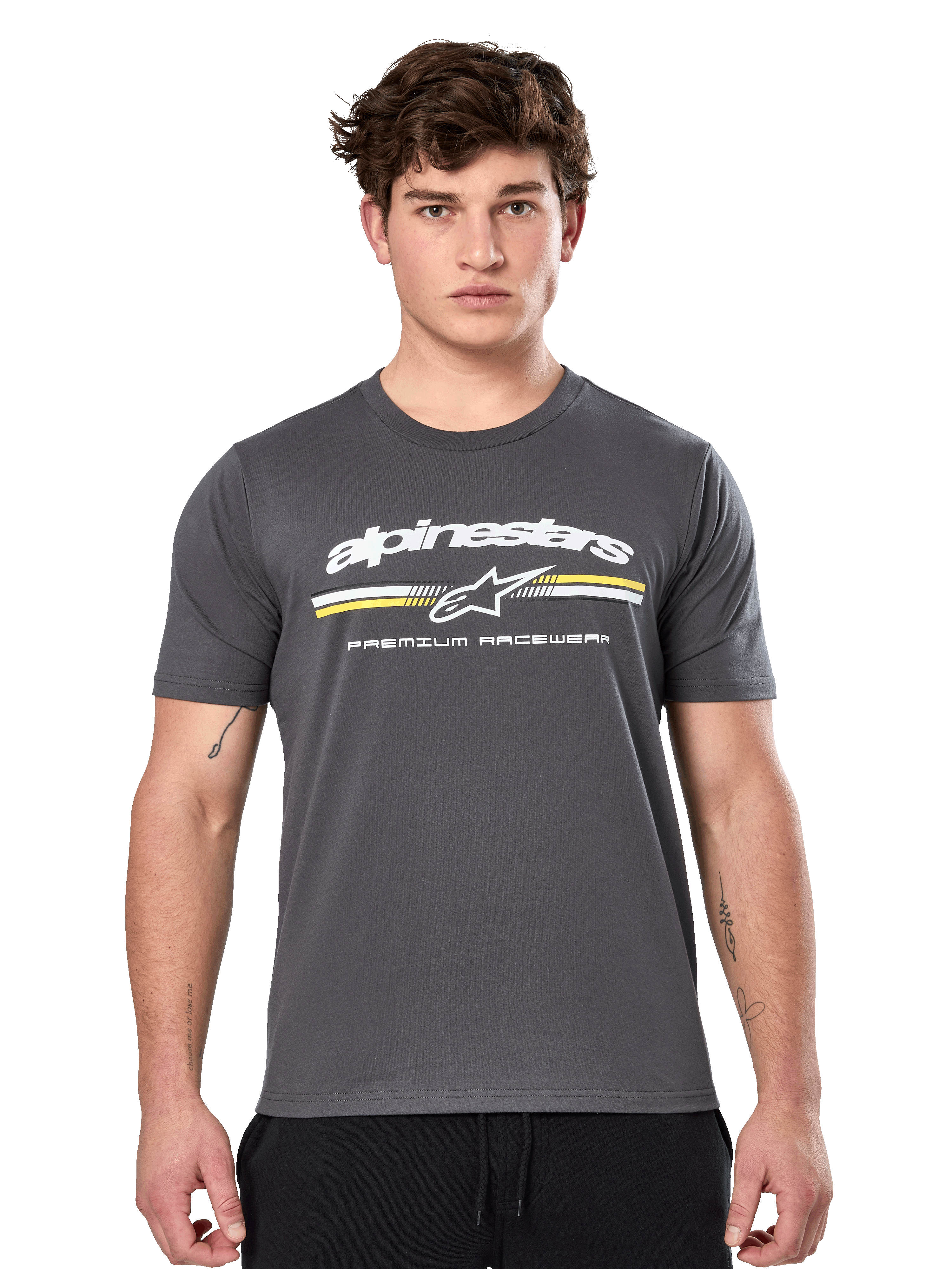 Alpinestars Prevail CSF Tee, koksgrå kortærmet t-shirt, hvidt Alpinestars-logo med gule og hvide striber og 'Premium Racewear'-grafik, casual motorsport-inspireret streetwear