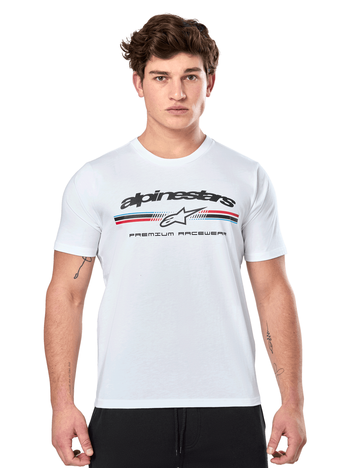 Alpinestars Prevail CSF Tee, hvid kortærmet t-shirt med trefarvet stribe-logo i paddock-stil på fronten, røde og blå detaljer, sort Alpinestars-branding og 'Premium Racewear'-tekst, båret af en mandlig model, uformelt motorsportstøj
