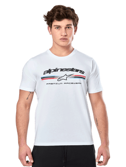 Alpinestars Prevail CSF Tee, hvid kortærmet t-shirt med trefarvet stribe-logo i paddock-stil på fronten, røde og blå detaljer, sort Alpinestars-branding og 'Premium Racewear'-tekst, båret af en mandlig model, uformelt motorsportstøj