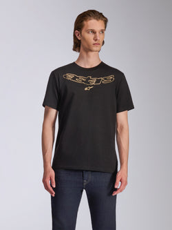 Alpinestars Luxo CSF Tee, kortærmet t-shirt, sort, Astars-logo med guld-outline på brystet, båret med mørkeblå jeans, casual motorsport-streetwear