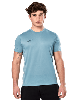 Alpinestars Point Performance Tee, kortærmet T-shirt, Ice Blue, med et lille sort logo på brystet, båret af en model med sorte shorts, afslappet performance-sportstøj