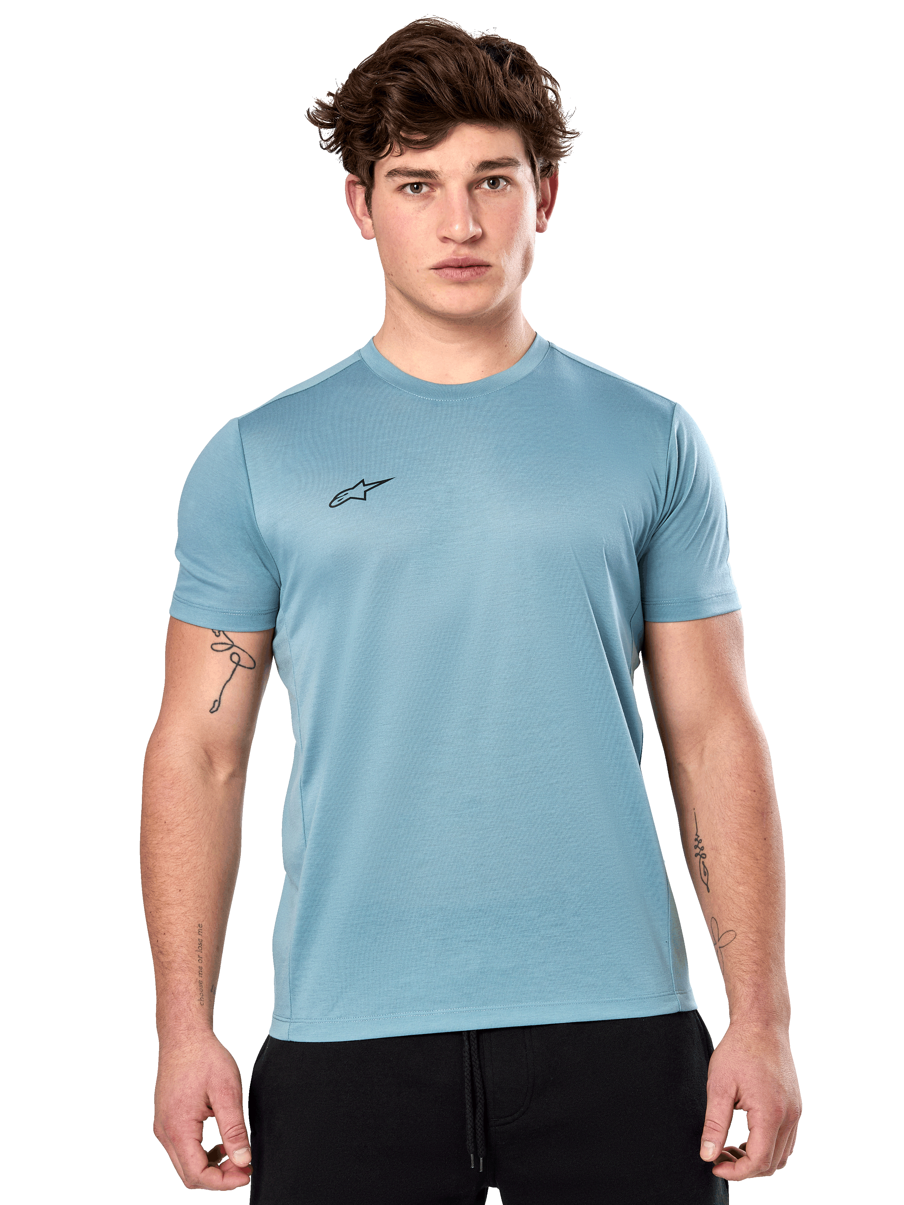 Alpinestars Point Performance Tee, kortærmet T-shirt, Ice Blue, med et lille sort logo på brystet, båret af en model med sorte shorts, afslappet performance-sportstøj