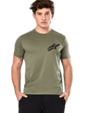 Alpinestars Attrition Performance Tee, kortærmet t-shirt, lysegrøn, sort Astars-logo på brystet, fugttransporterende performance-materiale, model iført sorte bukser, afslappet sportstøj