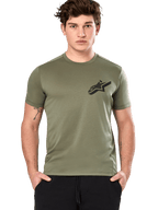 Alpinestars Attrition Performance Tee, kortærmet t-shirt, lysegrøn, sort Astars-logo på brystet, fugttransporterende performance-materiale, model iført sorte bukser, afslappet sportstøj