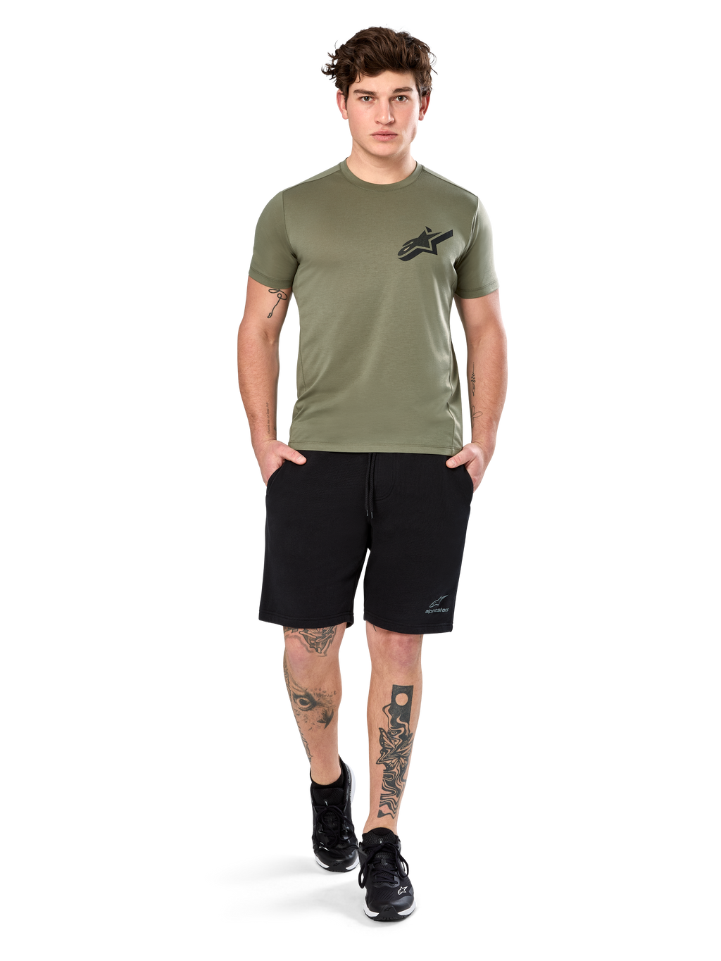 Alpinestars Attrition Performance Tee, kortærmet t-shirt, lysegrøn, med sort Astars-logo på brystet, båret med sorte sportsshorts og sorte sneakers, casual performance-sportstøj livsstilsbillede