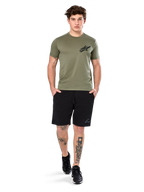 Alpinestars Attrition Performance Tee, kortærmet t-shirt, lysegrøn, med sort Astars-logo på brystet, båret med sorte sportsshorts og sorte sneakers, casual performance-sportstøj livsstilsbillede