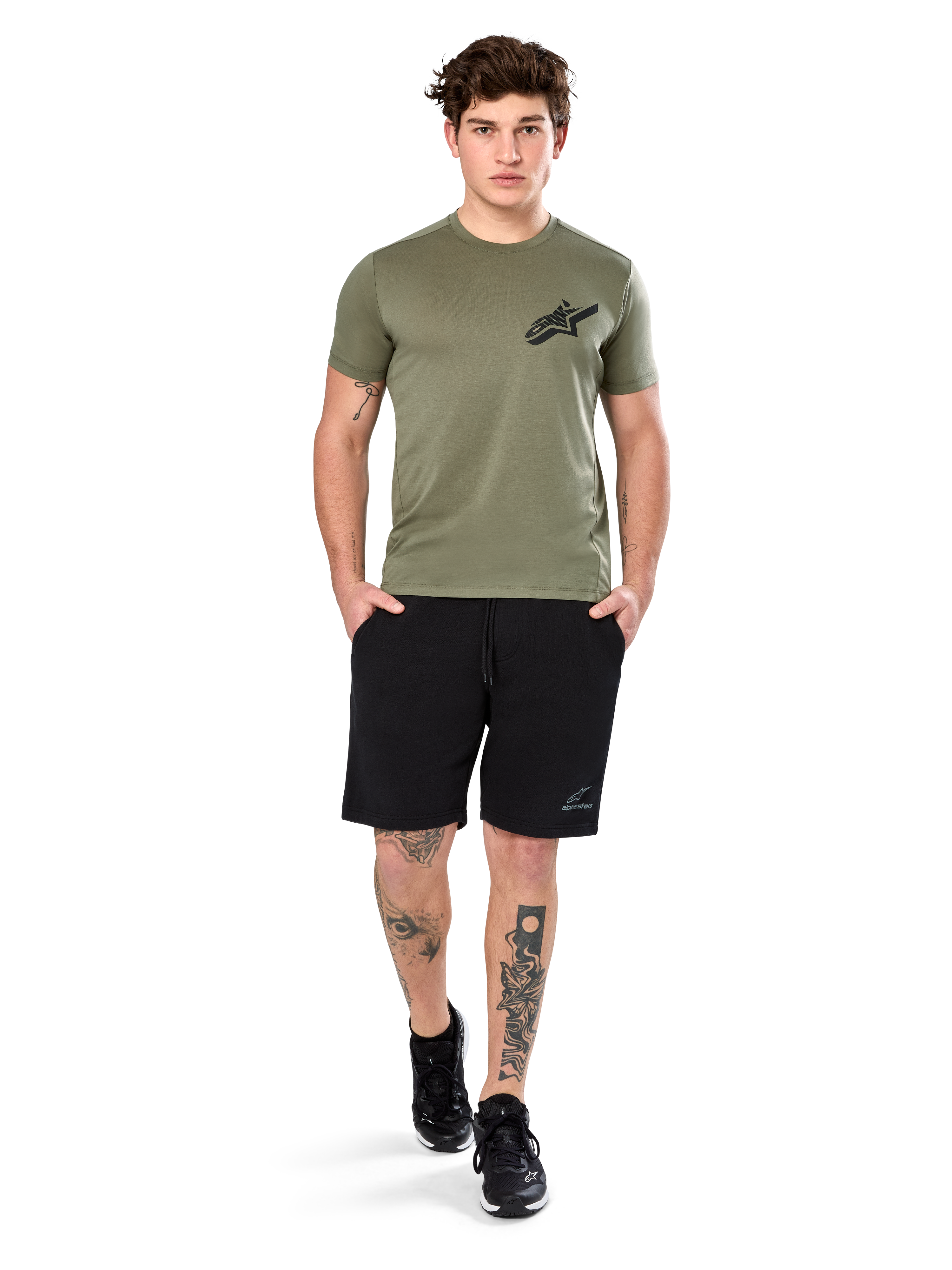 Alpinestars Attrition Performance Tee, kortærmet t-shirt, lysegrøn, med sort Astars-logo på brystet, båret med sorte sportsshorts og sorte sneakers, casual performance-sportstøj livsstilsbillede