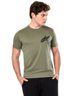 Alpinestars Attrition Performance Tee, kortærmet t-shirt, lysegrøn, sort Astars-logo på brystet, vist på model med sorte bukser, afslappet performance-sportstøj