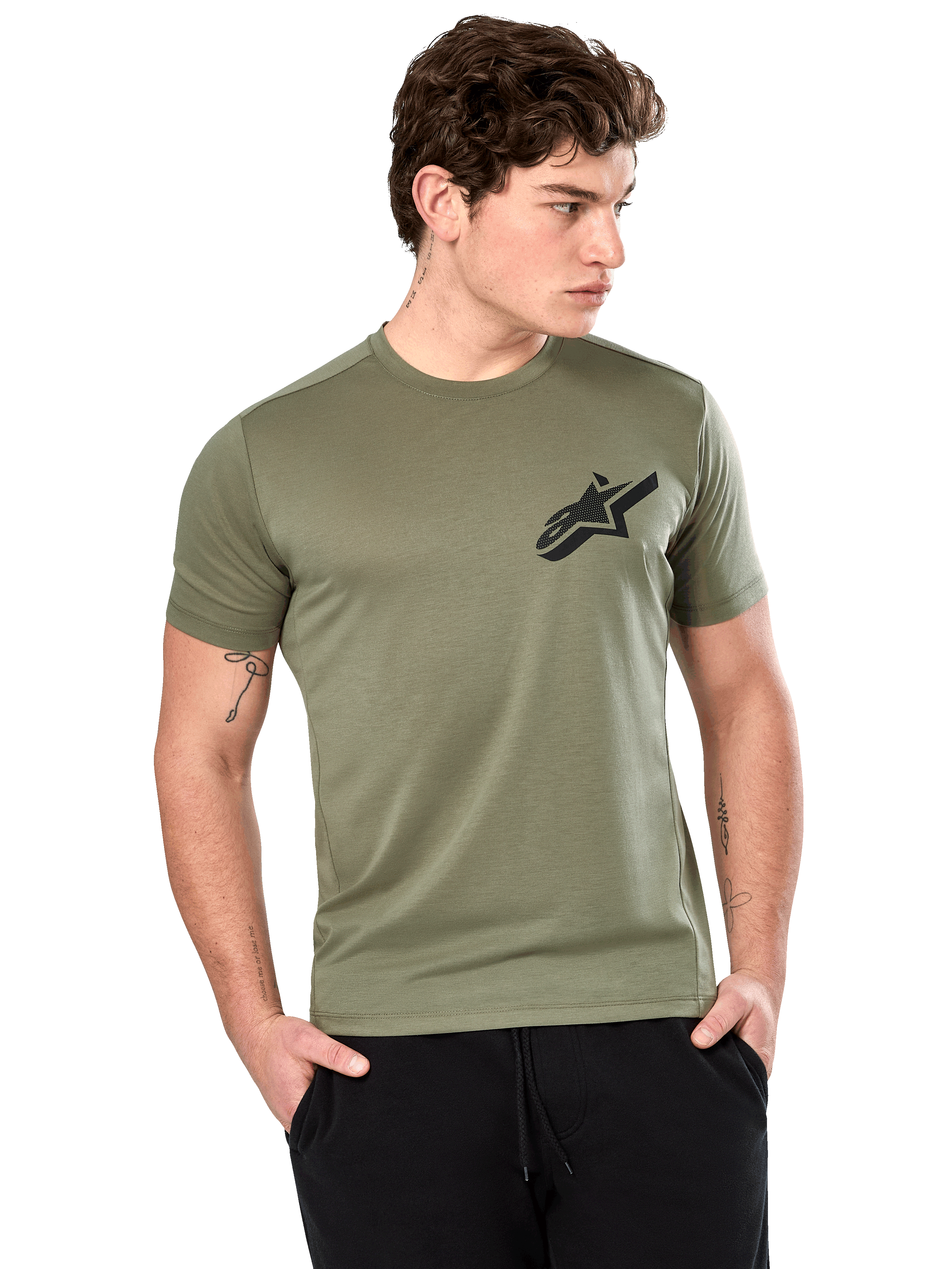 Alpinestars Attrition Performance Tee, kortærmet t-shirt, lysegrøn, sort Astars-logo på brystet, vist på model med sorte bukser, afslappet performance-sportstøj