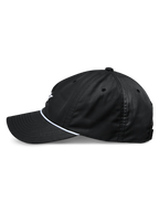 Alpinestars Tyler kasket, sort snapback baseballkasket, set fra siden, med buet skygge og hvid flettet rebkant, ustruktureret lav krone, lavet af genanvendt twill, afslappet motorsport-inspireret design