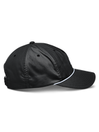 Alpinestars Tyler kasket, sort snapback-kasket set fra siden, buet skygge, hvid flettet rebkant, ustruktureret lav krone, genanvendt polyestertwill, afslappet sportstøj