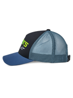 Alpinestars Vital Trucker Hat, set fra siden, med blå buet skygge, sort struktureret frontpanel med limegrøn tekst og hvidt logo, blågrønt mesh-panel bagpå og justerbar spændelukning, casual motorsport-hovedbeklædning