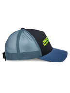 Alpinestars Vital Trucker Hat, set fra siden, sort frontpanel med blå buet skygge og lyseblåt mesh-bagstykke, limegrøn logodetalje, struktureret krone, afslappet motorsport-inspireret hovedbeklædning