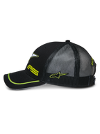 Alpinestars Exceed Trucker Hat, sideprofil af en sort snapback-kasket, med sort mesh-bagside, buet skygge med neongrøn piping, neongrønne broderede logoer, casual motorsport-hovedbeklædning